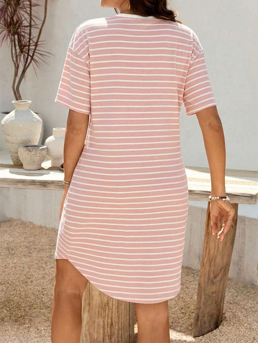 Schwangeres T-Shirt-Kleid mit Streifen – Drop-Schulter, Rundhalsausschnitt, hoher Stretch